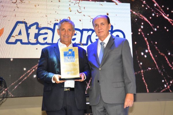 Atakarejo é premiado com Troféu Lojista do Ano