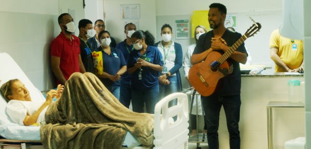 Sessão de musicoterapia do INTS leva alegria e emoção para pacientes e funcionários da UPA Brotas